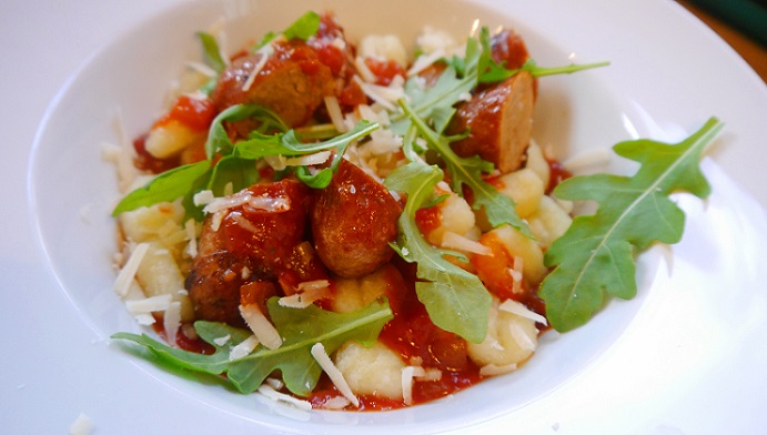 Varkensbraadworst met pittige tomatensaus en gnocchi